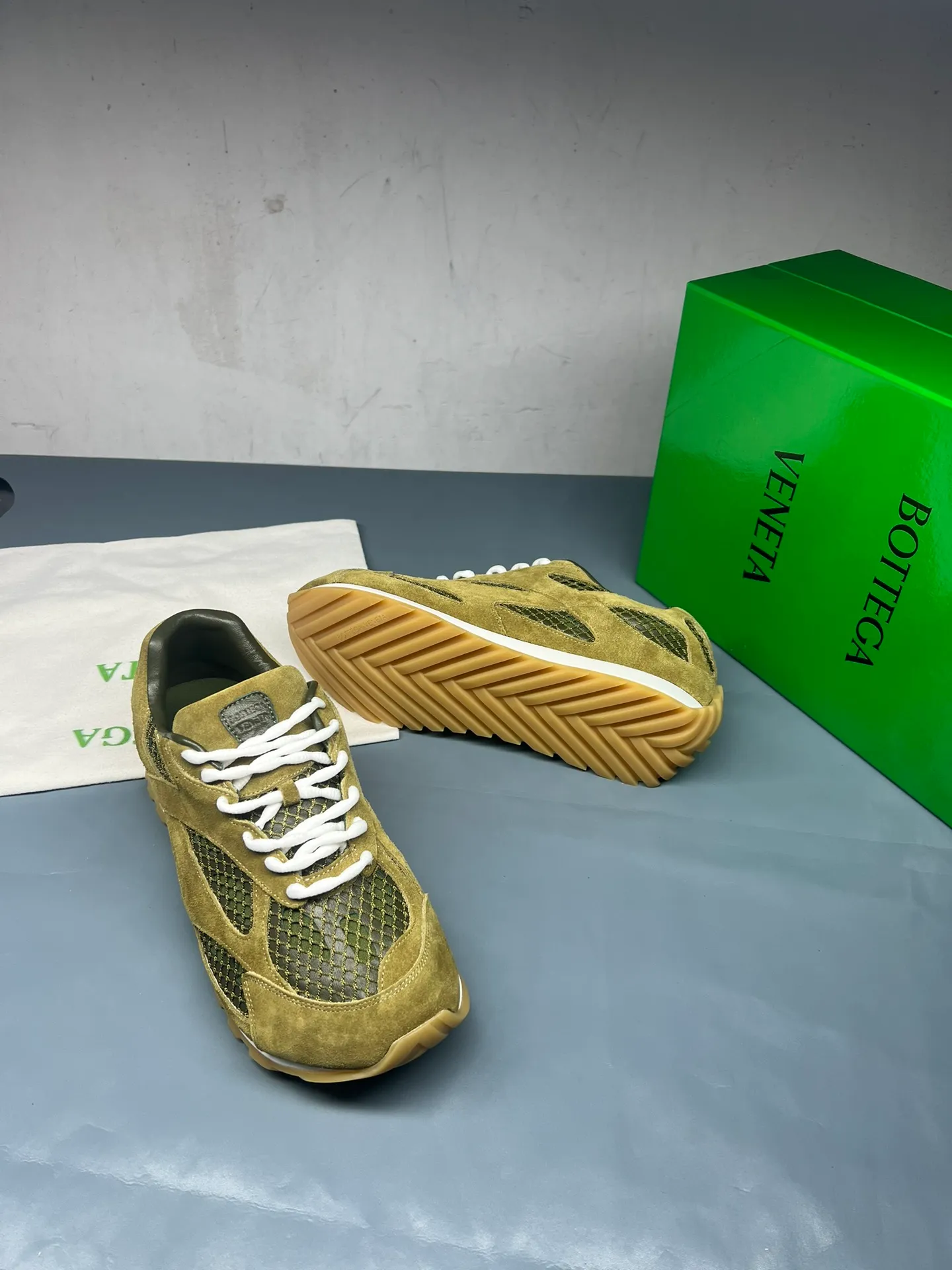 👟👟Ex-factory price 600👟👟 Men's size +10 Real photos 🔥🔥BV Orbit sneakers Wang Yibo's same style couple's dad shoes Runner sneakers, made of lightweight technical mesh fabric. Matched with geometric pattern designed rubber outsole, Wang Zha series high version. Look for the package technology. It is actually a lot taller, but the legs are still slim. Very nice, playable and durable. Matched to the standard💯 Package shoe technology. Look for the high version. The outsole is made of color-blocked TPU outsole. Women's model 35 36 37 38 39 40 41 42 (40 41 42 43 44 45 customized) (Customer logo can be accepted without refund or exchange at a favorable price) Equipped with original packaging